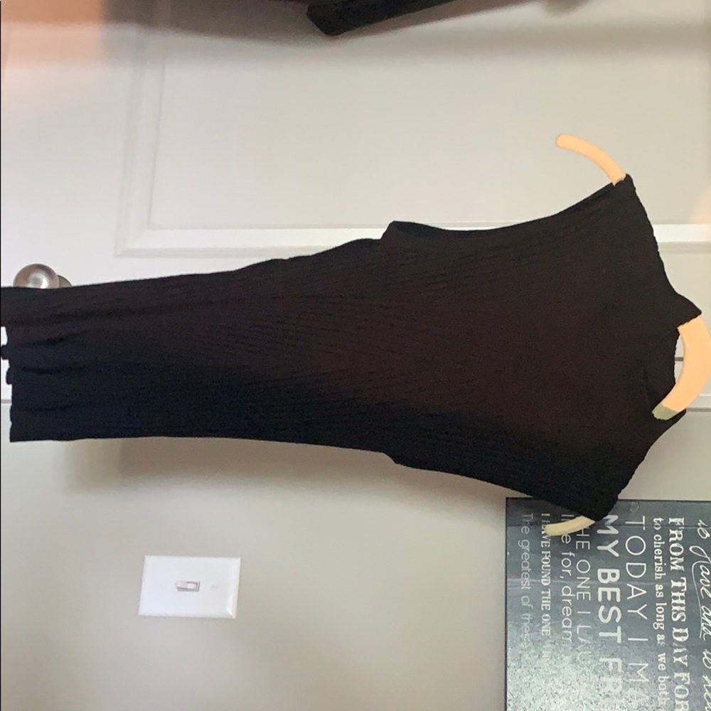 Black soft seawater sleeveless sweater.